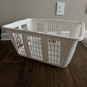 Rubbermaid Vintage White Rectangular Laundry Basket Bin, No. 2965, 1.25 bu (44L)